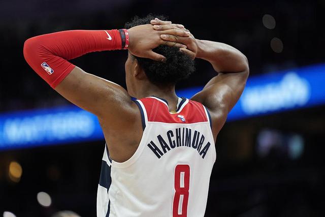 湖三崩再现！杜兰特复出太阳大胜湖人止5连败